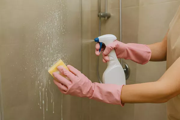 Guide till att rengöra duschväggar & duschkabin – För skinande rent badrum